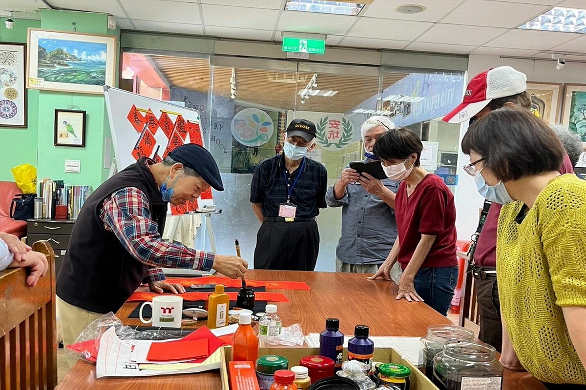 邀請到新北市在地書法名家林金豊前來現場揮毫寫春聯。 圖：林金豊提供