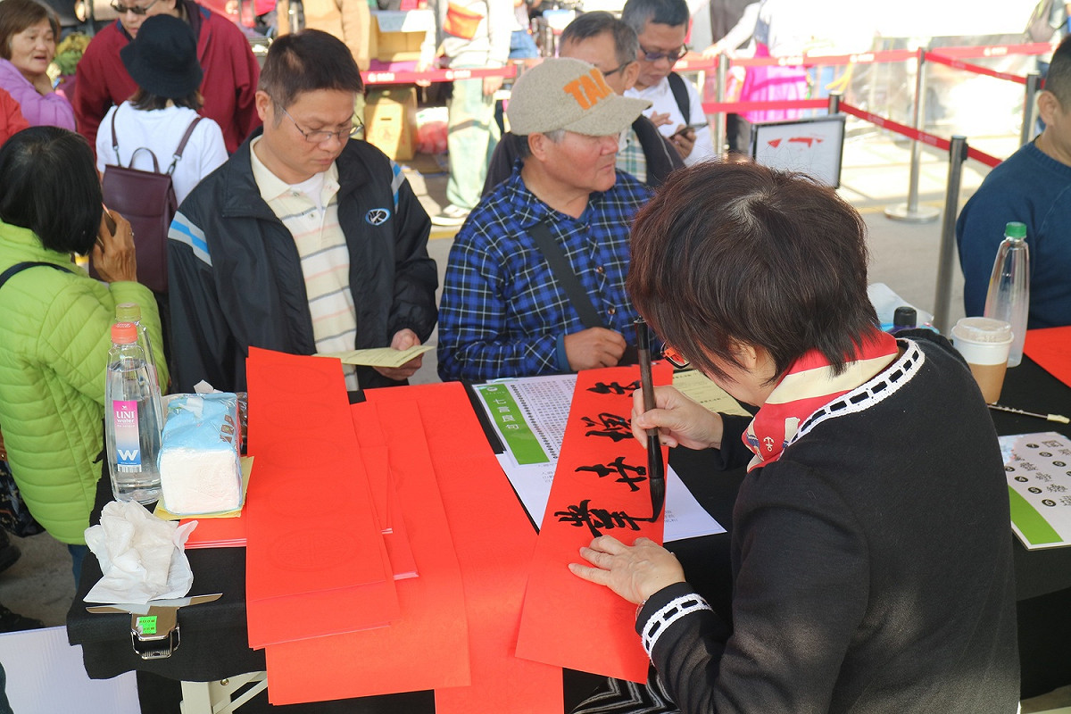書法老師親臨現場揮毫。 圖：新北市高灘處提供