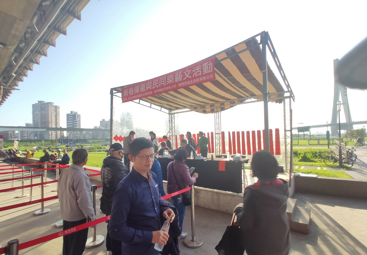 熱情民眾一早就前來排隊索取贈春聯。 圖：新北市高灘處提供