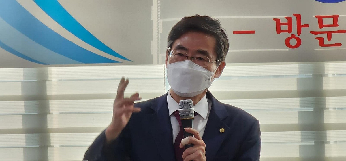 「國民力量」籍議員趙慶泰（조경태）去年底以「韓台議員親善協會」會長身分率團訪台，他今（6）天在臉書發文反擊中國駐韓大使邢海明的「竄訪」說。 圖：擷自趙慶泰（조경태）臉書