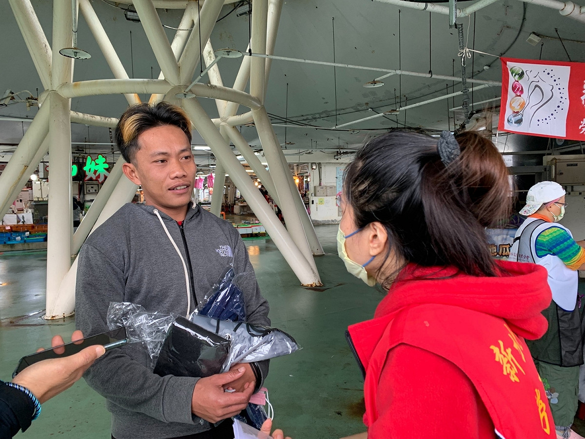 印尼籍移工感受到勞工局帶來滿滿的溫暖。 圖：新北市勞工局提供