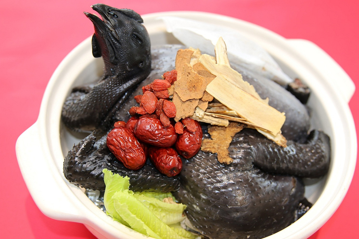 「藥膳十全烏雞湯」。 圖：淡水區漁會提供