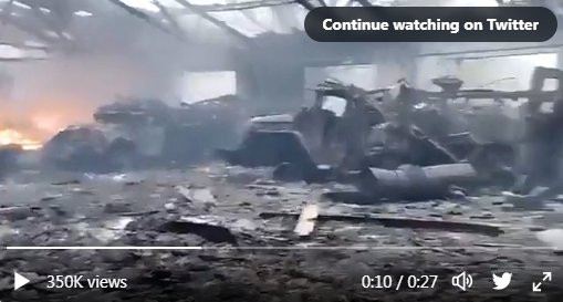 車臣總統卡德羅夫（Ramzan Kadyrov）的士兵展示了他們被烏軍摧毀的武器庫慘況。 圖 : 翻攝自推特