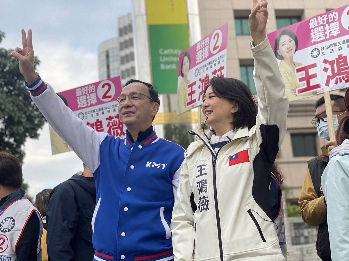 國民黨主席朱立倫陪同王鴻薇在路口站台。 圖：國民黨文傳會/提供