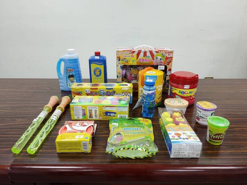 消保處在雙北商店與電商平台購買15件產品後檢驗，發現有4件不合格。 圖：消保處／提供
