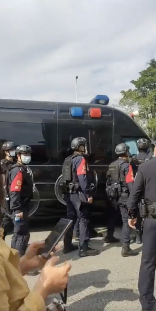除了大批員工在工廠前示威，不少警力也在現場維護秩序。 圖：翻攝自@whyyoutouzhele Twitter