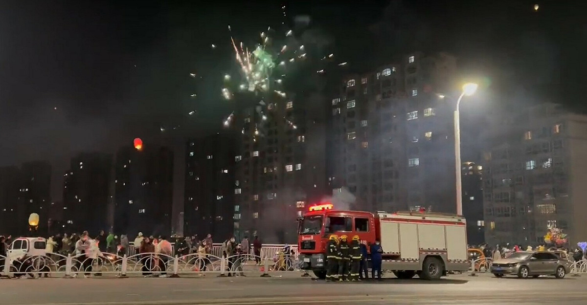 河南省周口市一座大橋上，消防車現場緊盯民眾燃放煙火、天燈。 圖:翻攝自推特