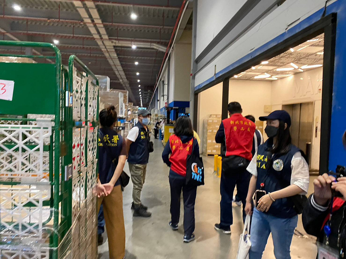 勞工局不定期至工廠訪查，提醒雇主應遵守就業服務法。 圖：新北市勞工局提供
