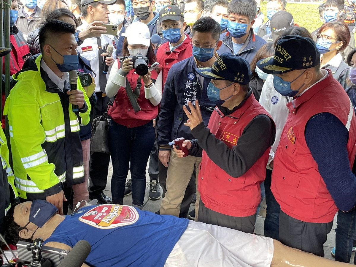 侯友宜表示，在119消防節前夕，看到消防局展現精良的車輛裝備、熱血的防救災人力、創新的防災教具及精確到位的救災演練，共表揚了20個「消防及義消之最」績優人員及團隊，充分感受到所有消防及義消同仁守護市民安全，努力不懈的精神。 圖：新北市消防局提供