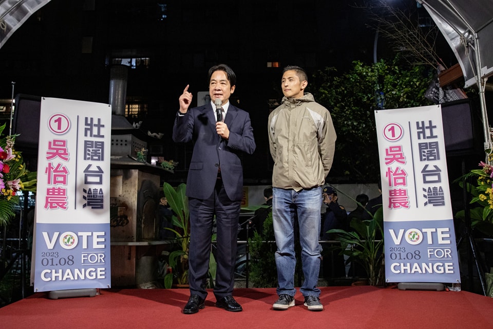 選前最後一天催票，賴清德表示，吳怡農的「承擔、行動以及理念讓我感動」，彷彿看見民進黨創黨前輩，為民主打拼的身影。 圖：取自賴清德臉書