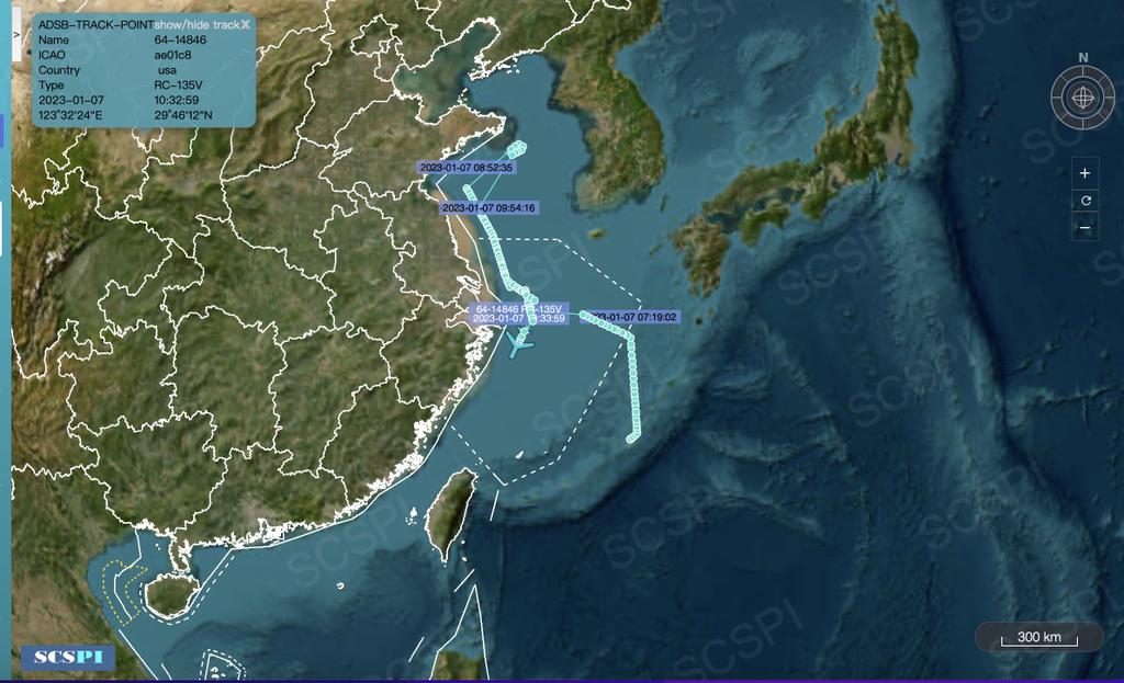 「南海戰略態勢感知計劃平台」(SCSPI)發布訊息，指美國空軍RC-135V電子偵察機在東海及黃海海域對中國進行「積極的近距離偵察」 圖：翻攝@SCS_PI推特