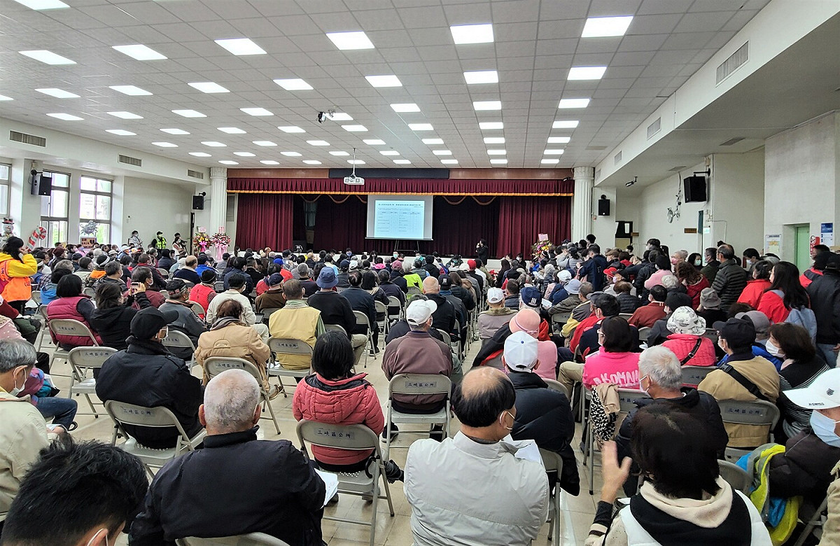 民眾關心財產權受損，紛至公聽會場上表達對中央管制不確定性的憂心。 圖：新北市地政局提供