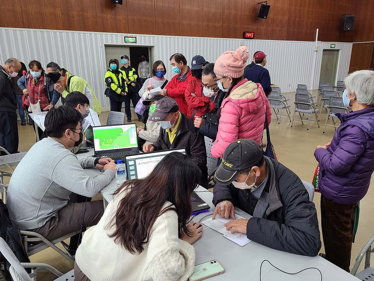 地政局在公聽會場提供諮詢，可立即為民眾查詢其私有土地相關資訊。 圖：新北市地政局提供