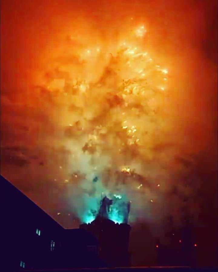 一名台灣新手攝影師失手將101煙火秀變成爆炸現場，讓不少網友看了又好氣又好笑。 圖：翻攝自臉書爆怨公社