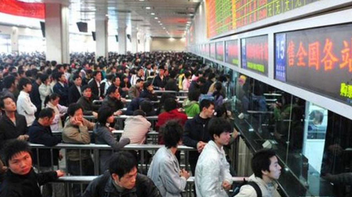 中國春運自7 日起正式展開，官方預計今年的客流量將超過20億人次，圖為往年春運人潮。 圖:翻攝自推特
