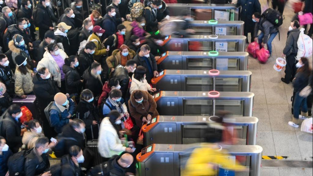 疫情陰霾下，為期40天中國「春運」7日啟動，預計疏運20億人次。 圖：翻攝CCTV