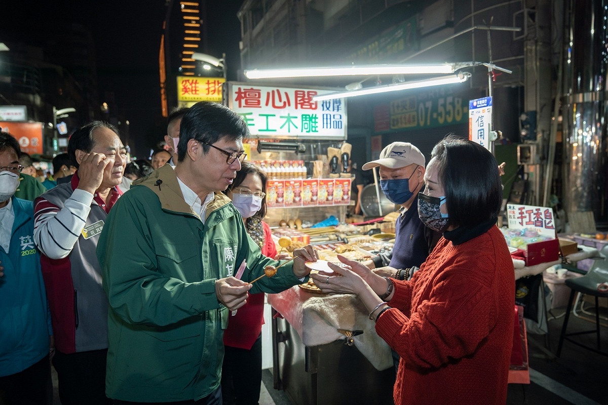 陳其邁大啖夜市美食。 圖：高雄市政府/提供