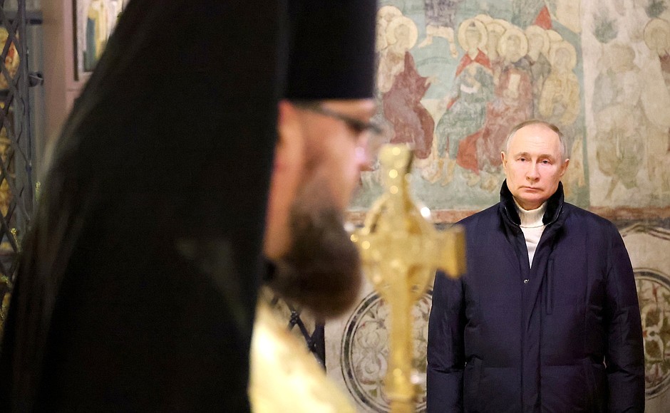 普丁在克里姆林宮大教堂參與東正教耶誕節禮拜。 圖：翻攝kremlin.ru