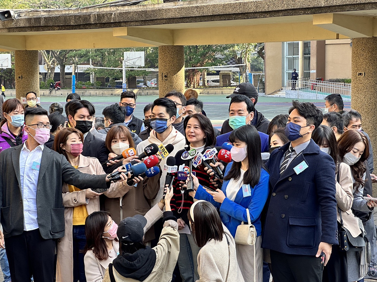 國民黨台北市立委補選候選人王鴻薇沒帶身分證，上午並未完成投票。 圖：王鴻薇辦公室/提供