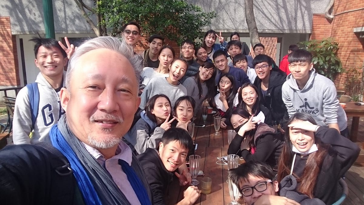 澳大利亞籍舞蹈教授張曉雄在戶外教學現場和學員合照。 圖：移民署提供