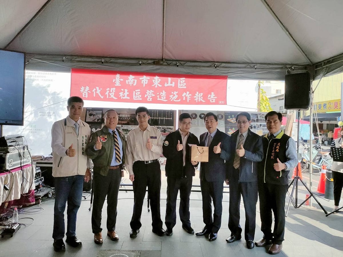 陳宗彥偕同柏鴻輝訪視臺南市東山區公所及鹽水區公所，實地瞭解社區營造替代役役男到公所後，對區里改造、長者關懷的運作情形。 圖：役政署提供