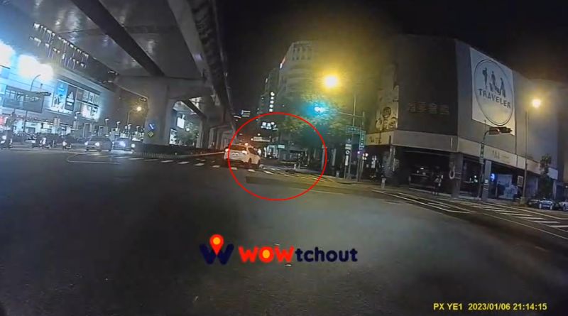 6日晚間，台中一輛休旅車轉彎撞上正走在斑馬線上的2名行人。 圖：翻攝WoWchou Youtube