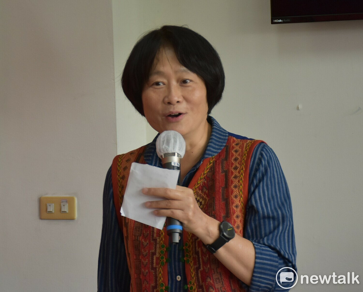 蘇清泉的妻子、東港安泰醫院執行長蘇主榮宣布樂捐春聯公益活動。 圖：孫家銘/攝