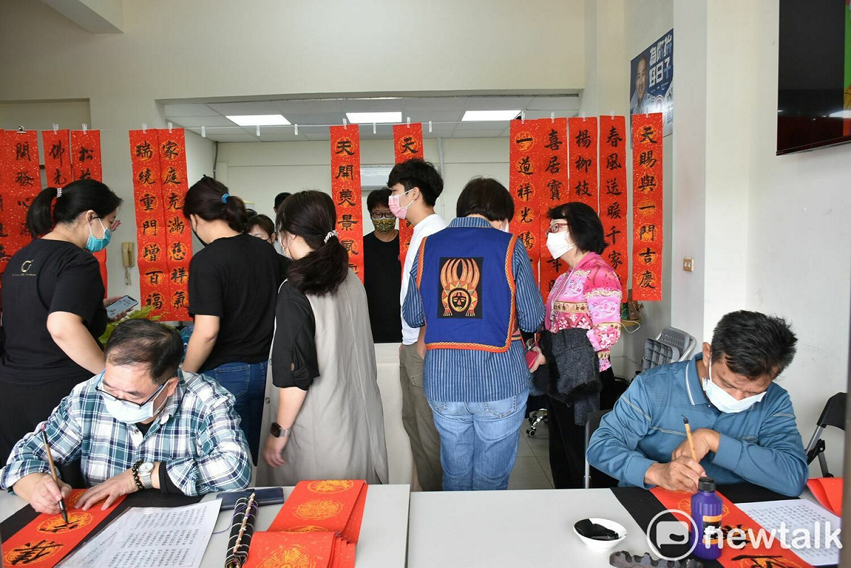 蘇主榮宣布樂捐春聯公益活動，由兩位著名的書法老師當場揮毫，民眾不管樂捐多少錢，都可以帶走出自名家手筆的春聯，還可以傳愛幫助弱勢。 圖：孫家銘/攝