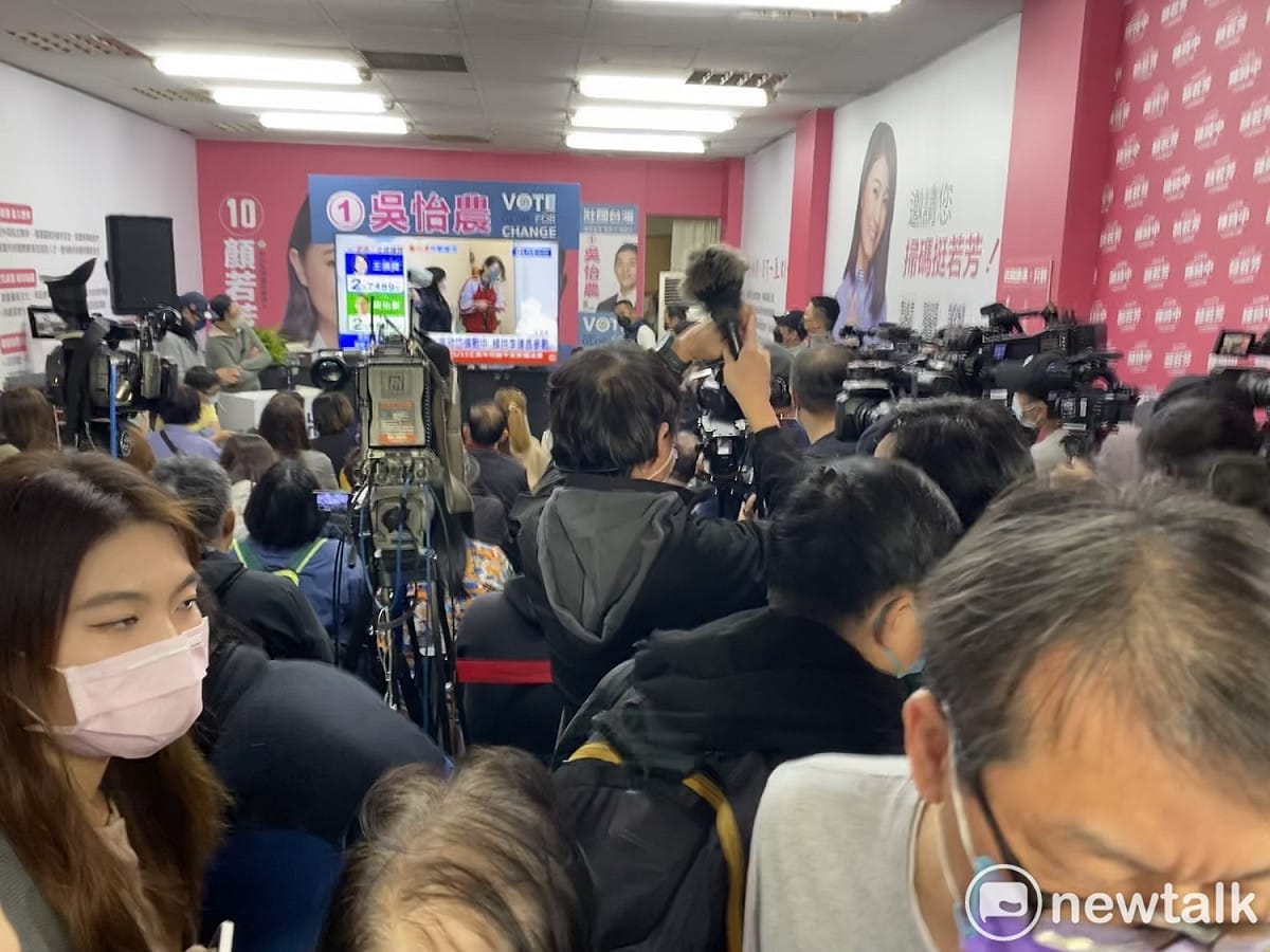 民進黨北市第三選區立委補選人吳怡農在吉林路上的競選總部，擠滿支持者與媒體。 圖：周煊惠 / 攝