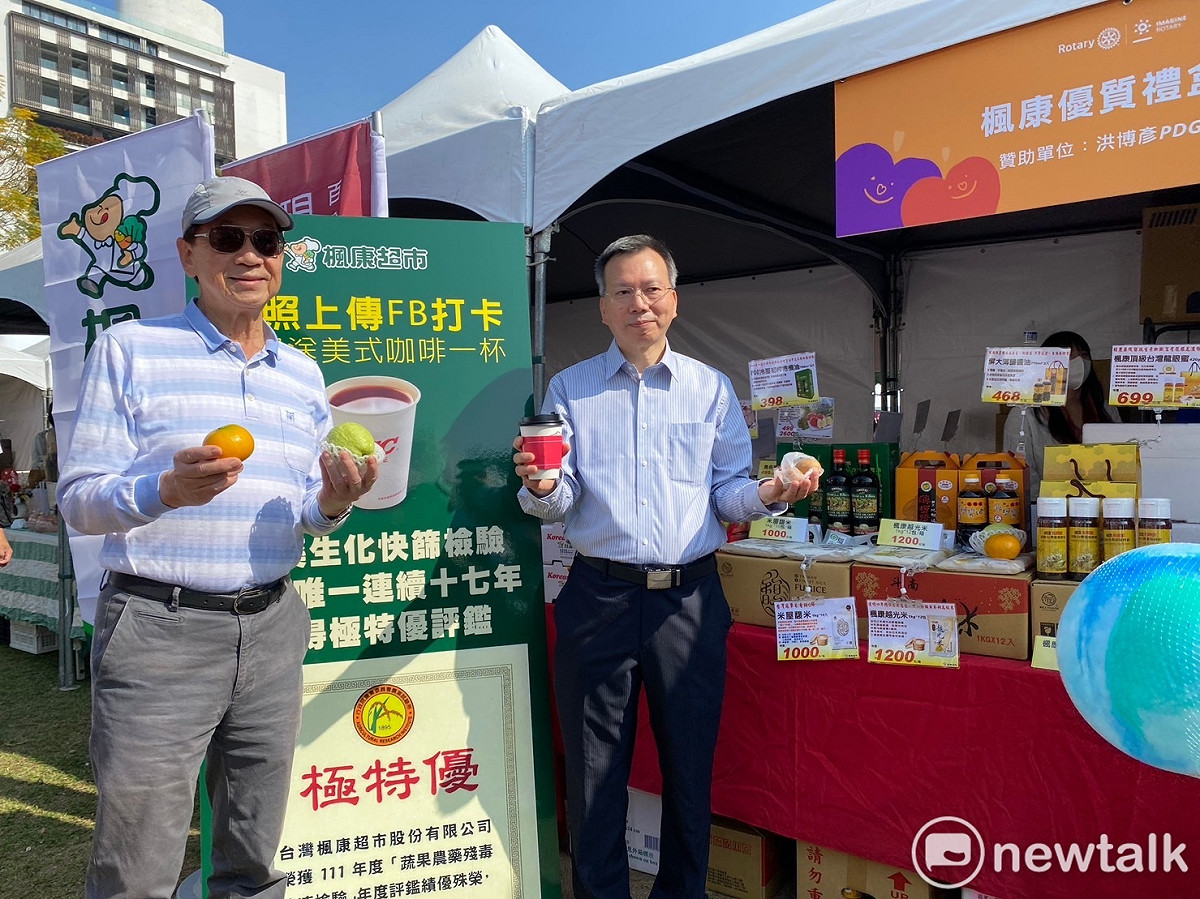 楓康超市在愛心園遊會設攤，多項商品都以17元特價售出。 圖：唐復年/攝