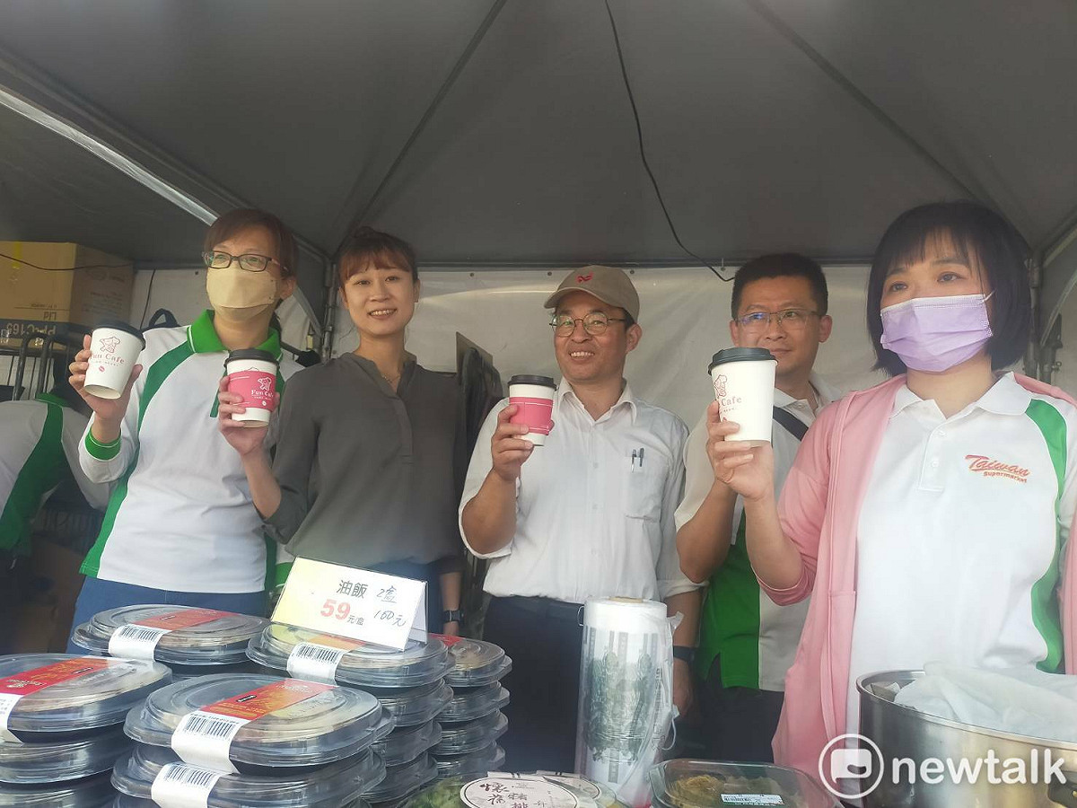 楓康超市在愛心園遊會設攤，包括咖啡等商品都以17元特價售出。 圖：唐復年/攝