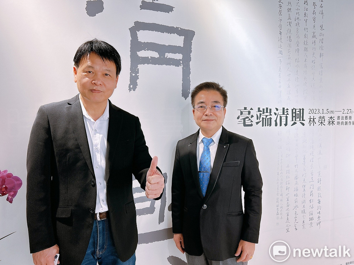 台中市文化局副局長曾能汀（左）到場祝賀林榮森創作展一切順利。 圖：唐復年/攝