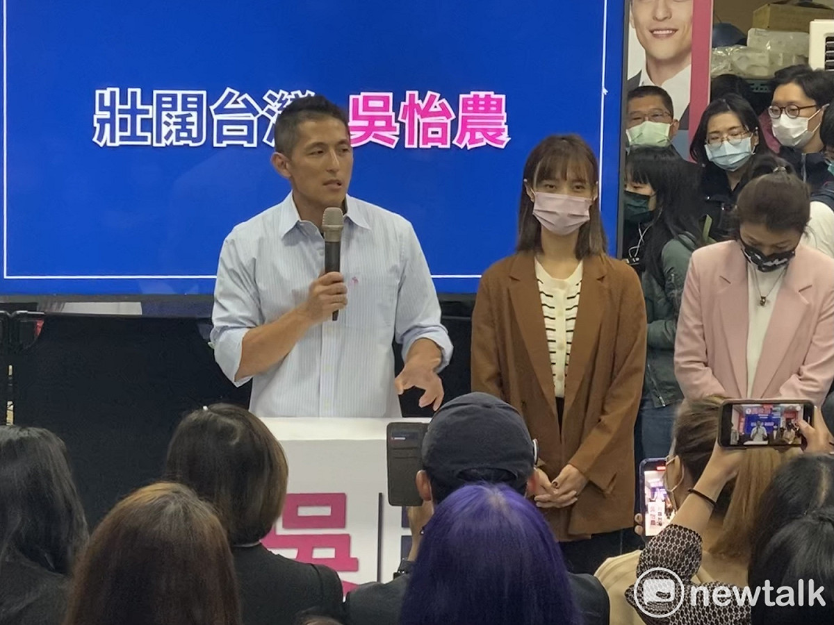 民進黨立委候選人吳怡農與妻子顏采薇。 圖：周煊惠 / 攝