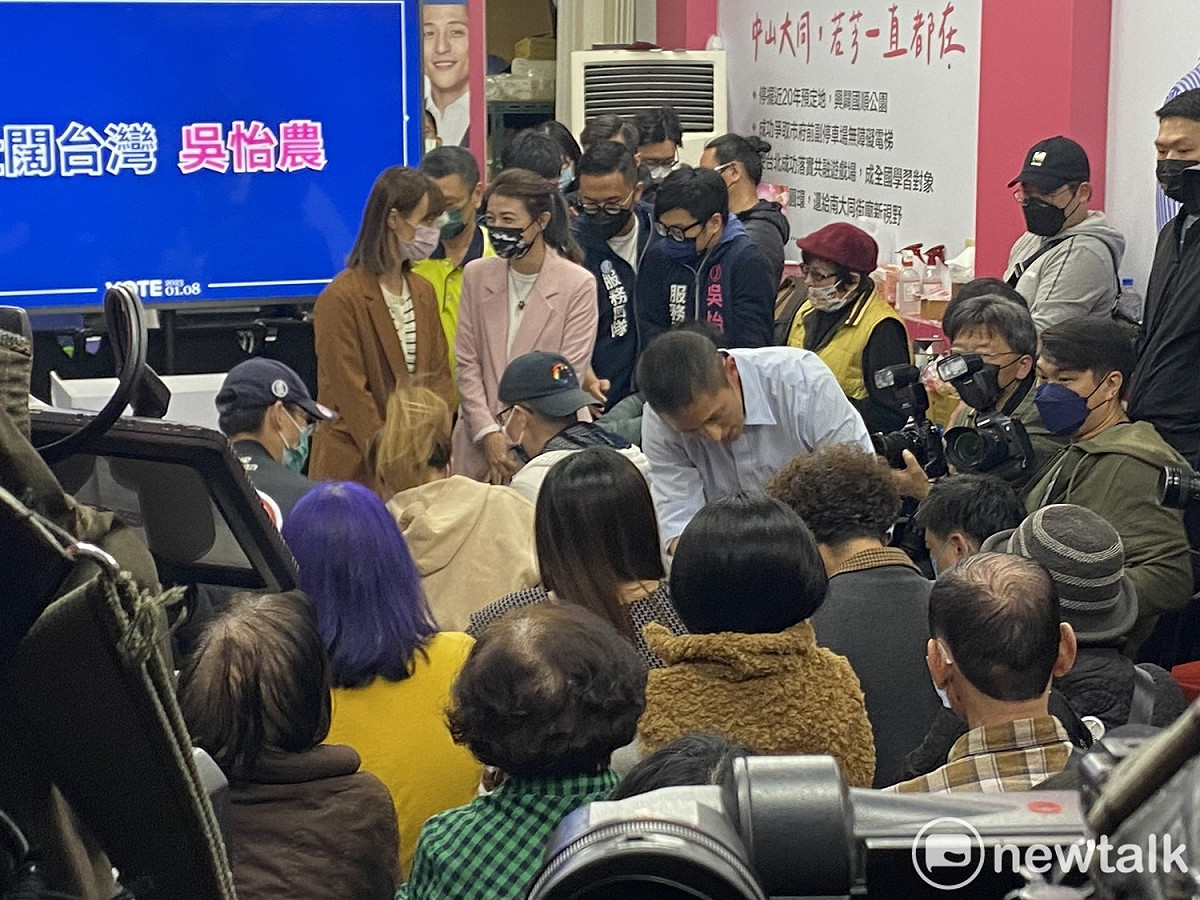 民進黨立委補選候選人吳怡農向支持者一一握手致謝。 圖：周煊惠 / 攝