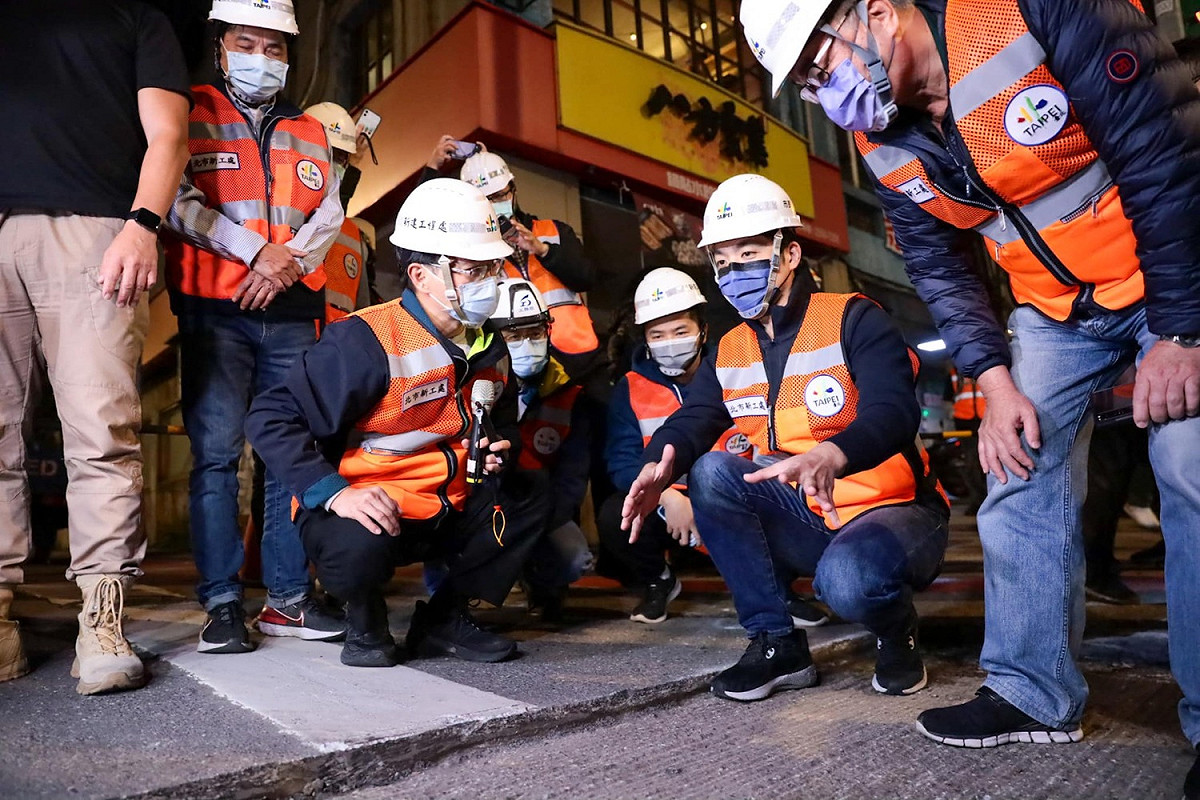 台北市長蔣萬安上任兩周，即宣布執行路平專案，要鋪整全市106條馬路。圖為蔣萬安與副市長李四川前往中山區松江路，視察路面銑鋪工程。 圖：翻攝自蔣萬安臉書