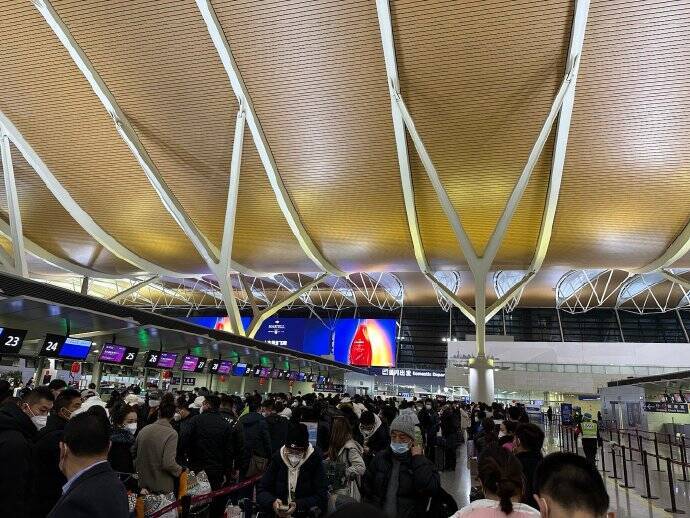 中國因疫情封控時隔多年，再度開國門讓旅客出入境，機場出現大排長龍，人潮擁擠的奇景。 圖：翻攝自微博