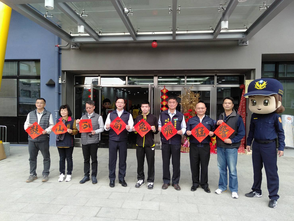 鼓山分局舉辦送春聯活動。 圖：高市警鼓山分局/提供