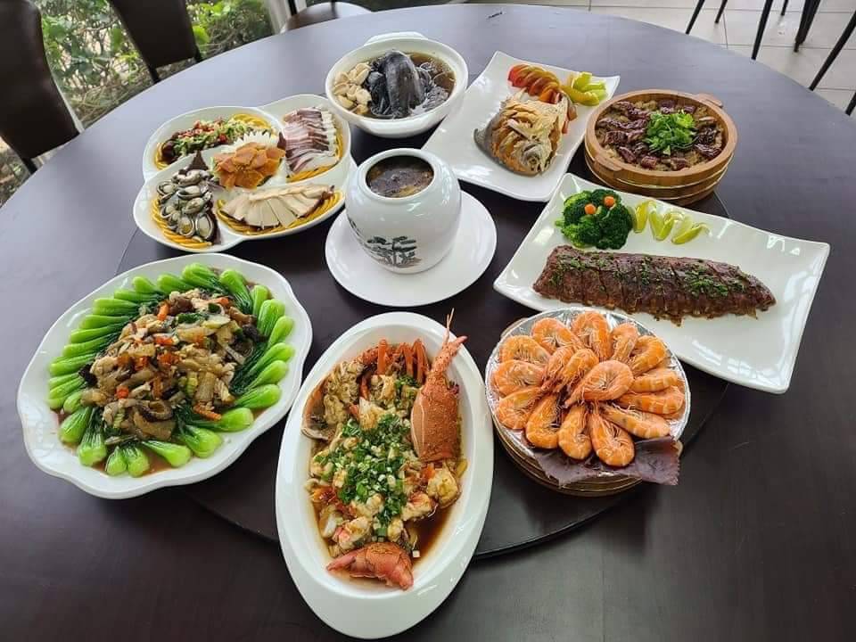 富基魚市春來活海鮮姐妹餐廳1萬2800元年菜組合。 圖：新北市漁業處提供