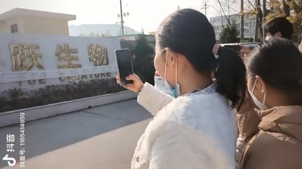 中國核酸檢測業因生意慘淡而大規模裁員，數以萬計的失業員工包圍廠區抗議。 圖：翻攝推特