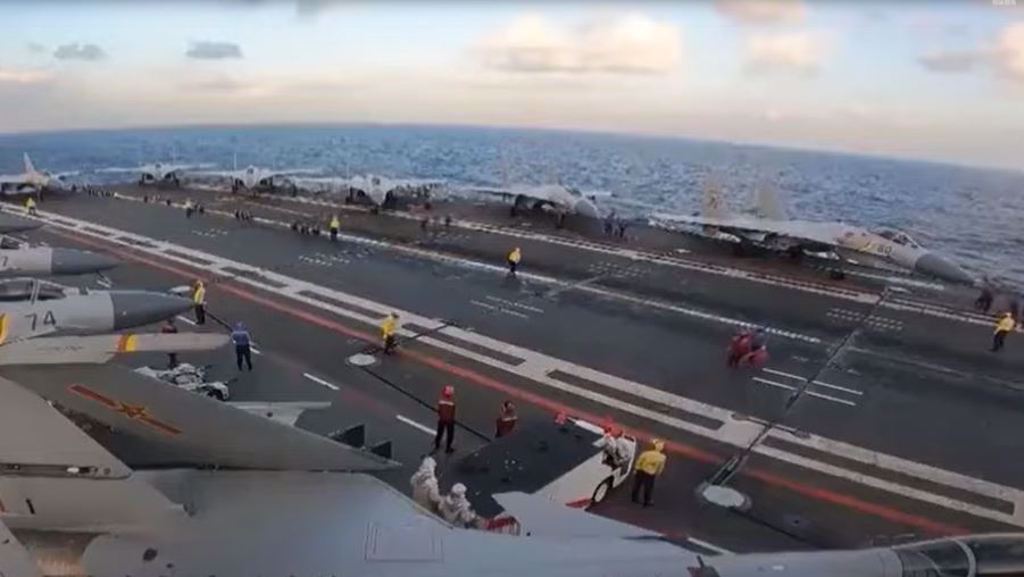 中國8日宣布在台灣周邊海空域軍演，圖為中國航母「山東」艦近日在南海進行實戰演訓的畫面。 圖：翻攝央視