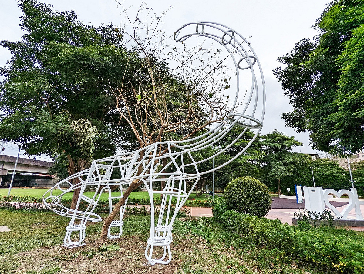 呆萌雷龍現身浮洲遊戲場。 圖：新北市高灘處/提供