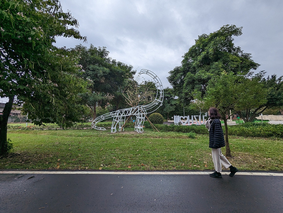 雷龍低頭回眸的造型，像是注視一旁的民眾。 圖：新北市高灘處/提供