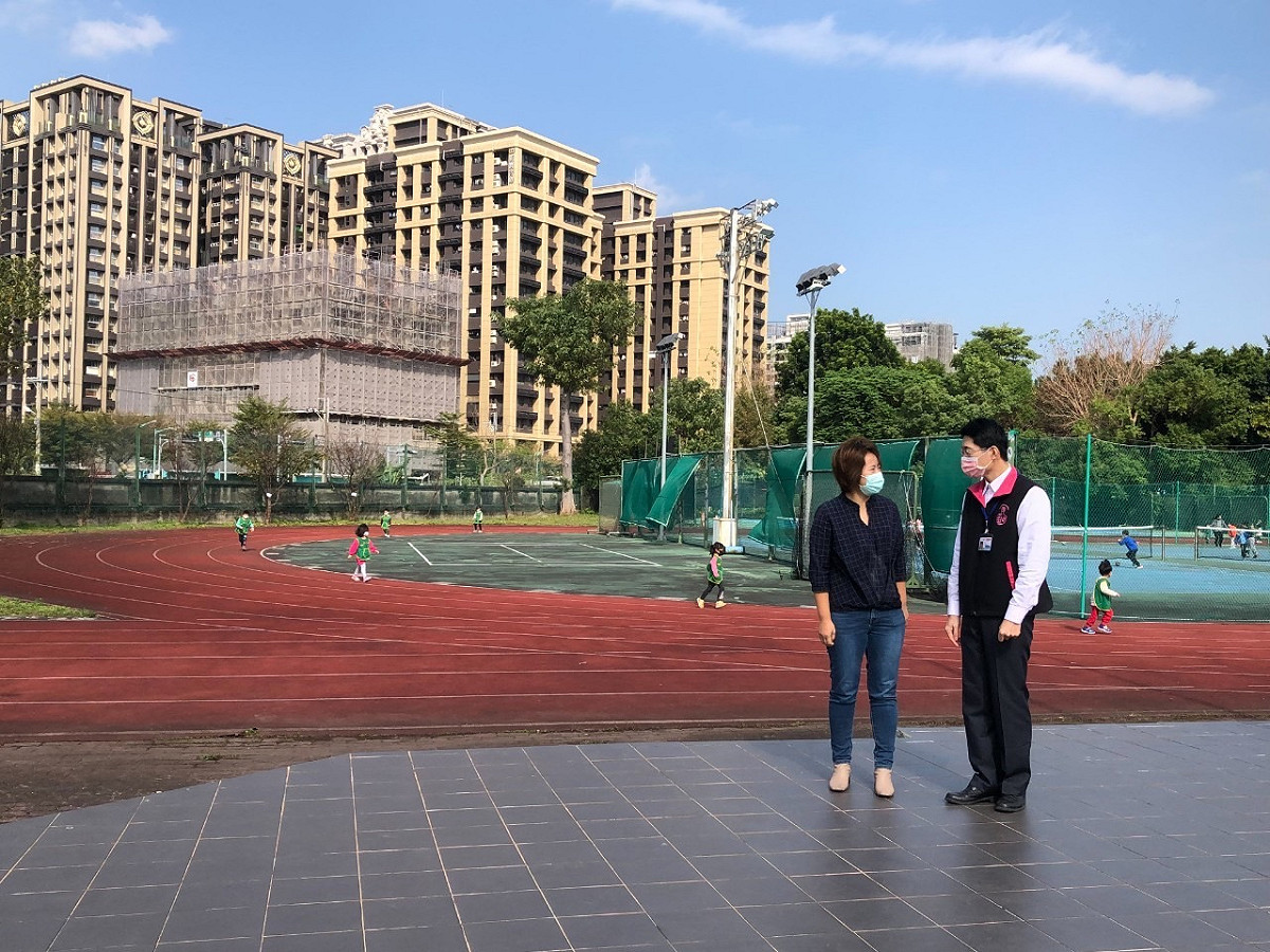 新北市議員黃淑君和國光國小校長梁榮仁現場勘察國光國小，可見周邊不斷開發建設。 圖：黃淑君辦公室提供