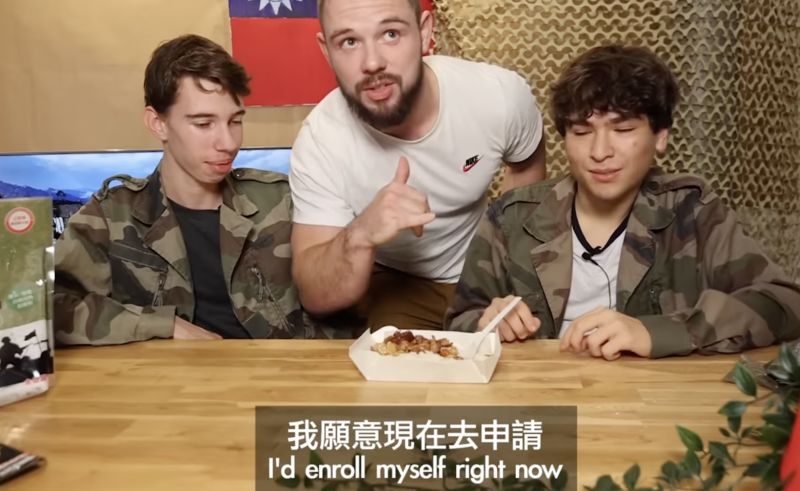 法國YouTuber「酷」（Ku）近日就發布新影片，邀請法國高中生一同來試吃台灣軍糧。 圖／翻攝自YouTube頻道「Ku's dream酷的夢-」