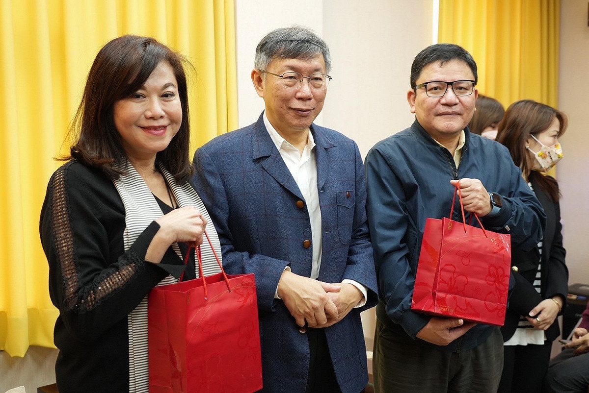 基隆市副市長邱佩琳（左）、民眾黨主席柯文哲（中）、基市祕書長方定安（右）。 圖：民眾黨 / 提供