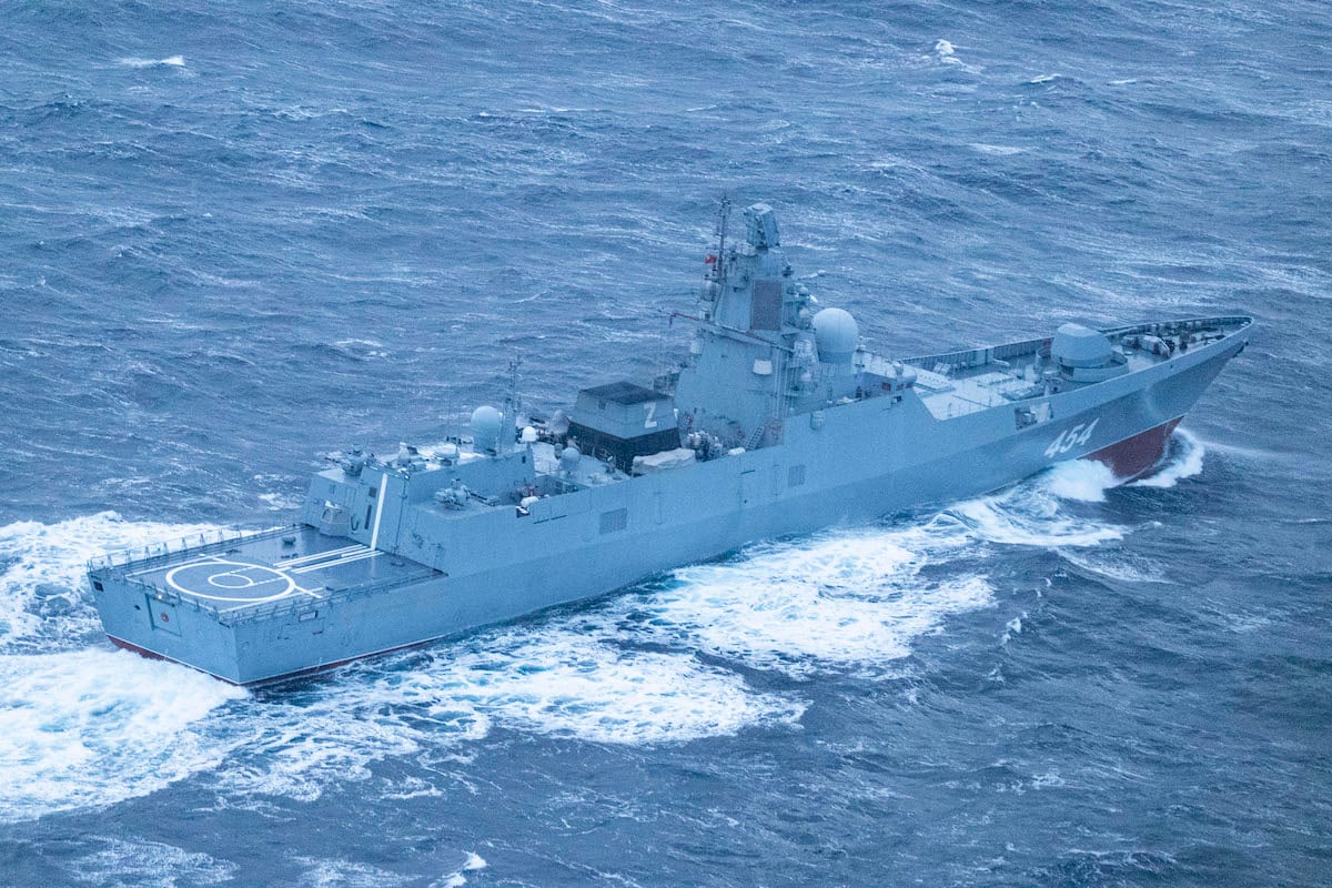 俄羅斯首艘裝備「鋯石」高超音速巡航導彈的海軍護衛艦「戈爾什科夫海軍元帥號(454)」被發現行經挪威外海北上。 圖：翻攝Royal Norwegian Air Force官網