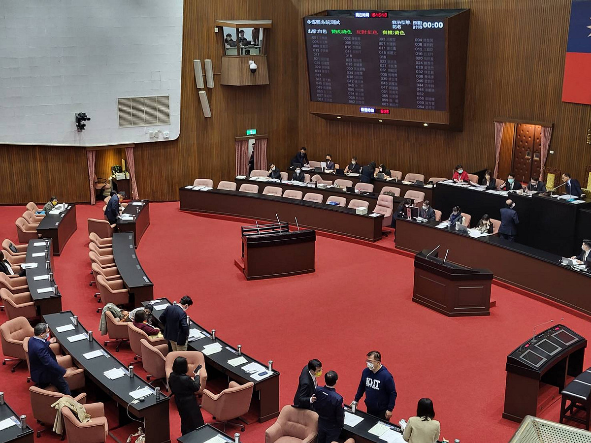 時代力量黨團漏夜排隊遞案，仍被封殺，最終通過民進黨團提案。 圖：陳佩君／攝