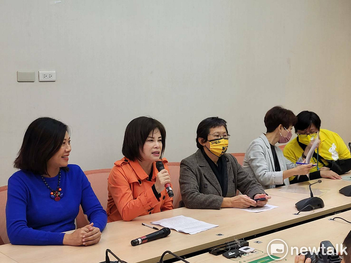 動保團體今天與跨黨派立委替兔子請命。 圖：陳佩君／攝