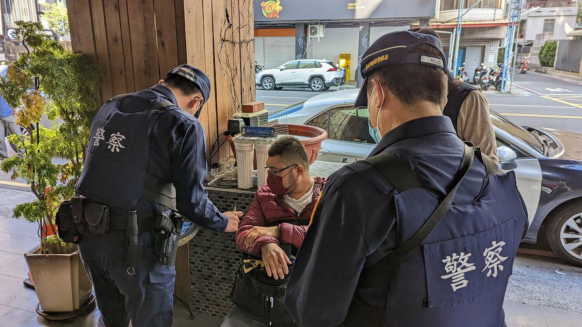 高市員警執行「清源專案2.0清查行動」。 圖：高雄市政府警察局／提供