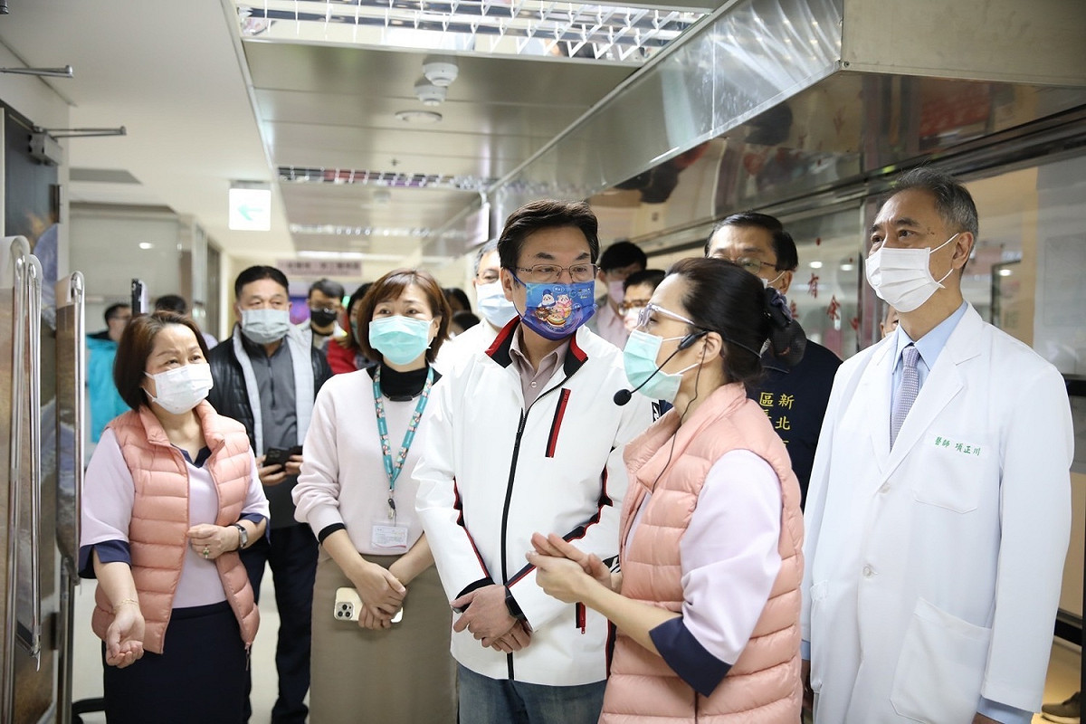 劉和然於年節前關心農漁民長者健康檢查情況。 圖：新北市農業局提供